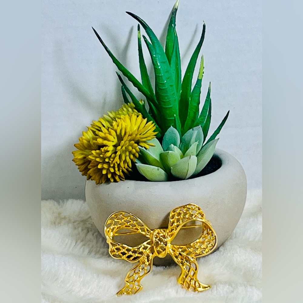 Vintage Elegant Gold Lacey Bow Brooch